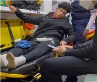 إصابة قوية لعمار حمدي في الركبة.. واللاعب يغادر للفحص في أحد المستشفيات