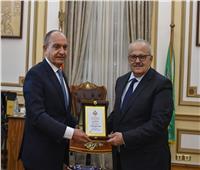 رئيس جامعة القاهرة يبحث مع السفير الأردني تعزيز سبل التعاون المشترك