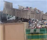 نقل ٣٥٠٠ طن مخلفات من المقالب الوسيطة لمصانع التدوير 