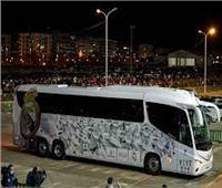جماهير ريال مدريد تستقبل حافلة الفريق بالألعاب النارية والشماريخ