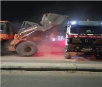 رفع ٤٠٠ طن تراكمات ومخلفات صلبة من الطريق الدائري بمدينة المنيا