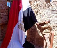مديرآثار طابا يرفع علم مصرعلى قلعة صلاح الدين الأيوبى بجزيرة فرعون