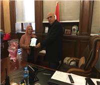نائب محافظ القاهرة يكرم الأم المثالية للمنطقة الغربية