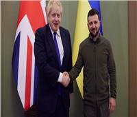 رئيس وزراء بريطانيا يقدم لأوكرانيا عربات مدرعة وصواريخ مضادة للسفن