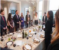  نائبة الرئيس الأمريكي تختار نبيذا مصنوعا في مستوطنة إسرائيلية لمأدبة عيد الفصح