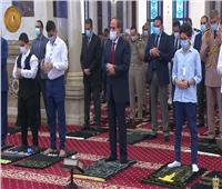 الرئيس السيسي يؤدي صلاة عيد الفطر بمسجد المشير طنطاوي مع أبناء الشهداء