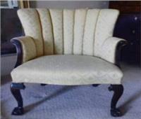 بريطانية تشترى كرسيٍّ قديم بـ7 دولارات لتكتشف انه كنز