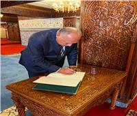 شكري يزور ضريح الملك الراحل محمد الخامس