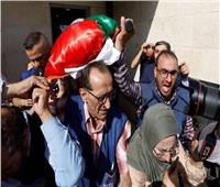 آلاف الفلسطينيين يحملون نعش الصحفية شيرين أبوعاقلة قبل نقله إلى القدس