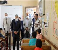محافظ المنيا يتابع الإمتحانات بعدد من اللجان بالمرحلة الابتدائية