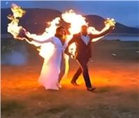 من أجل التصوير .. عروسان يشعلان النار بجسميهما في نهاية حفل الزفاف