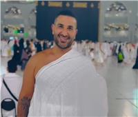 أحمد سعد يظهر بملابس الإحرام والتاتو