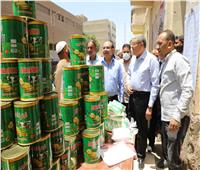 محافظ المنيا يتفقد منفذ بيع السلع الغذائية بأسعار مخفضة بمركز أبوقرقاص