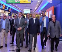 فى أول أيام عيد الأضحى ..  وزير الطيران يتابع حركة تشغيل مطار القاهرة .. ويهنئ العاملين والمسافرين