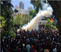 قتيل وعشرات المصابين خلال إحتجاجات أمام البرلمان السريلانكي