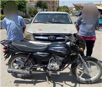 ضبط مسجلين خطر لقيامهما بسرقة دراجة نارية بمنطقة 15 مايو 