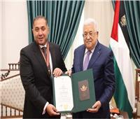 محمود عباس يمنح السفير المصري في رام الله وساماً تقديراً لجهوده