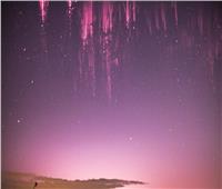 «العفاريت الحمراء».. فلكي يرصد ظاهرة نادرة وغامضة تتوهج فوق صحراء أتاكاما في تشيلي