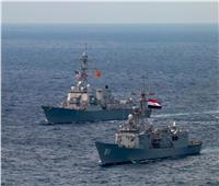 القوات البحرية المصرية والأمريكية تنفذان تدريباً بحرياً عابراً بنطاق الأسطول الشمالى