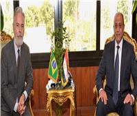 وزير الطيران يبحث مع السفير البرازيلي بمصر تعزيز التعاون في مجال النقل الجوي