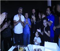 هاني عادل يحتفل بعيد ميلاده وسط أسرة «الغراب»
