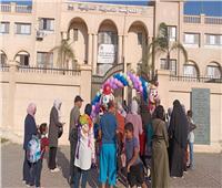 المدرسة المصرية الدولية تستقبل طلابها اول ايام العام الدراسي الجديد ب"البلالين" 