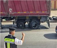 كثافات مرورية بسبب انفجار إطار «مقطورة» بطريق الإسكندرية 