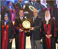 رئيس جامعة عين شمس  يشهد حفل تخرج الدفعة 23 لكلية الحاسبات والمعلومات 