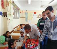 وكيل مديرية التعليم بالقليوبية يقدم الشيكولاتة لأطفال الـ«كى جى»