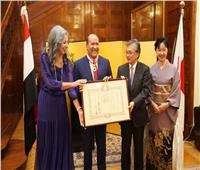 السفير هشام بدر يتسلم وسام  « الشمس المشرقة » من سفارة اليابان