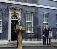 رئيسة الوزراء البريطانية المستقيلة تودع داونينج ستريت وتحمل سوناك "وصيتها"