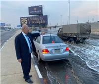 رئيس «مياه القاهرة» يتابع أعمال شفط مياه الأمطار بمحور المشير
