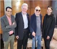 حسين فهمي يستقبل المخرج المجري «بيلا تار» أحد أهم المكرمين في «القاهرة السينمائي»