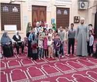 سيدات المنيا وأطفالهم يستقبلون نشاط "حب الوطن" بالإعلام بمسجد الفولي 