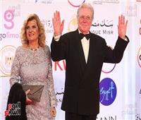 حسين فهمي وزوجته في المقدمة .. بدء توافد النجوم على ريد كاربت القاهرة السينمائي