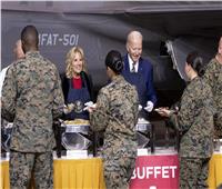 بايدن وزوجته يقدمون الطعام للجنود الأمريكان