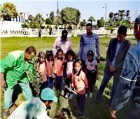 رئيس مدينة الأقصر يشارك أطفال مدرسة العوامية الرسمية للغات لزراعة (١٥٠) شتلة