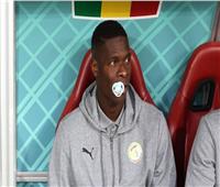 كأس العالم 2022.. مدافع السنغال يستمتع بـ البزازة على مقاعد البدلاء ضد الإكوادور