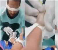 الداخلية تكشف ملابسات فيديو لممرض معصوب العينين يركب «كانيولا» لرضيع 