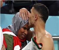 أشرف حكيمي يحتفل مع والدته بتأهل المغرب التاريخي لربع نهائي المونديال