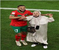 من أرض الملعب.. بوفال يشارك والدته فرحة التأهل لنصف نهائي كأس العالم 