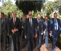 «الهجان» وسفير أذربيجان يضعان أكليلا من الزهور على تمثال الزعيم حيدر علييف 