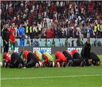 سجدة شكر.. وتحية من لاعبي منتخب المغرب لجماهيرهم بعد المشوار تاريخي| فيديو 