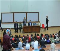 وزير الرياضة يلتقى مجموعة من الشباب داخل جامعة الاسكندرية 