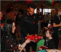 محمد صلاح ولاعبي ليفربول يحتفلون بعيد الميلاد مع مستشفى أطفال| صور وفيديو