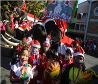 افيال تايلاند توزع هدايا عيد الميلاد على الأطفال فى الشوارع