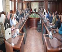 محافظة بني سويف تناقش الجهود المبذولة للنهوض وتحسين مستوى الخدمات بالقرى المستهدفة