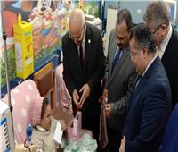 رئيس جامعة بنها يوزع الهدايا والورود على أطفال الغسيل الكلوي بالمستشفى الجامعى