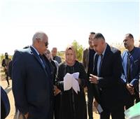 محافظ الوادي الجديد يتفقد مشروع استثمار زراعي بالخارجة.... ويوجه بإنشاء ملعب رياضي بحي ٢٥ يناير 