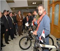 محافظ أسيوط  يسلم 30 دراجة هوائية لأبناء وأسر الشهداء والمصابين 